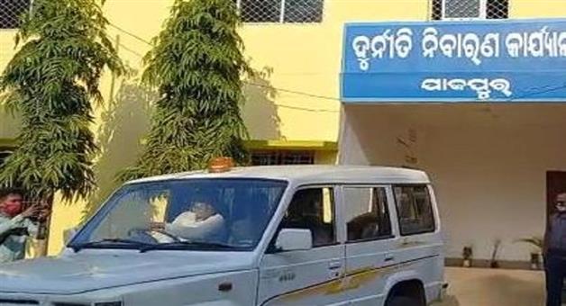 Khabar Odisha:co-director-of-the-Handicrafts-Corporation-was-caught-red-handed-taking-a-bribe-in-a-vigilance-net