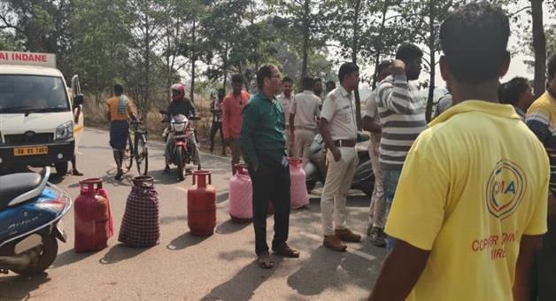 Khabar Odisha:consumers-take-to-the-road-again-for-gas-at-keonjhar-road-block