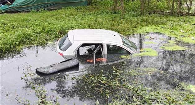 Khabar Odisha:couple-died-after-car-hits-a-devider-at-paradeepgarh