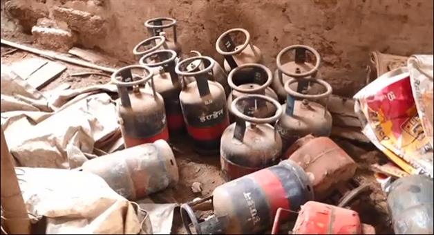 Khabar Odisha:crackdown-on-gas-black-marketing-huge-cache-of-cylinders-seized-from-wood-godow