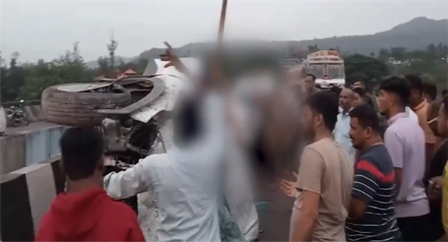 Khabar Odisha:devastating-accidnet-on-mumbai-goa-highway-5-dies