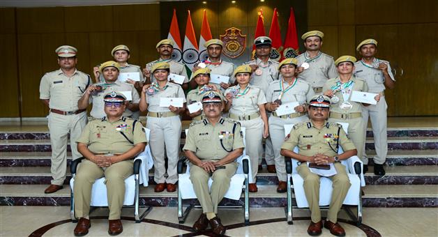 Khabar Odisha:dgp-felicitates-12-players-of-odisha-police-for-achiveing-medals-in-national-level