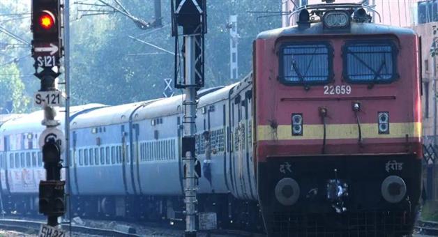Khabar Odisha:dharmapuri-moving-train-accident-7-year-old-child-death