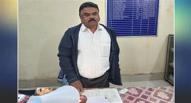 Khabar Odisha:district-industries-center-gm-caught-while-taking-bribe