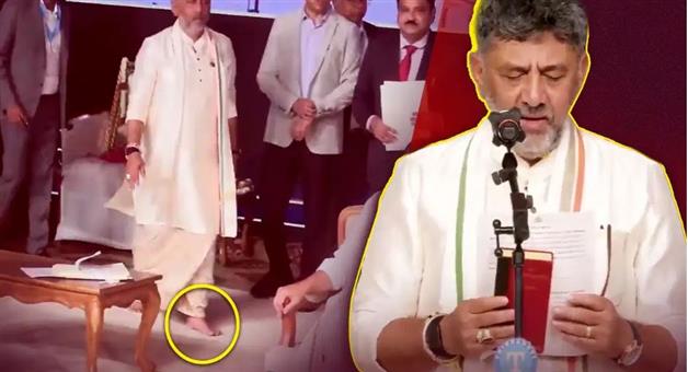 Khabar Odisha:dk-shivakumar-barefoot-constitution-karnataka-cm-oath-ceremony