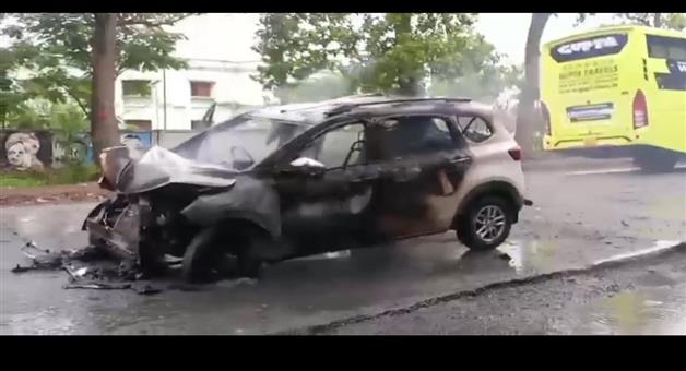 Khabar Odisha:driver-was-briefly-rescued-after-a-moving-car-caught-fire