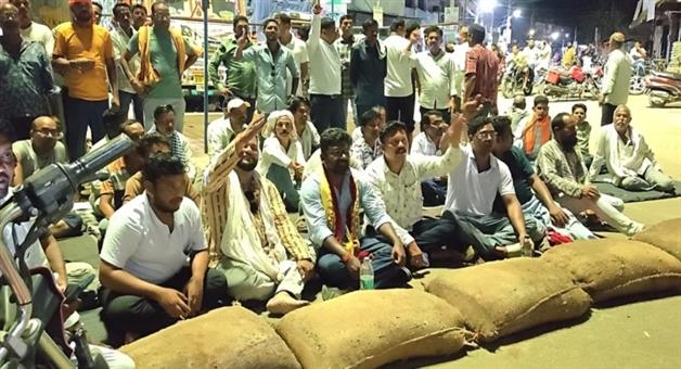 Khabar Odisha:farmers-protest-over-paddy-procurement-cleared-from-nh-353-in-nuapada