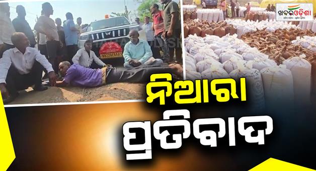 Khabar Odisha:farmers-sleep-in-front-of-tehsildars-vehicle-during-protest-on-highway-at-chandbali