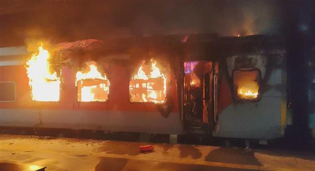 Khabar Odisha:fire-in-tata-ernakulam-express