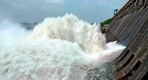 Khabar Odisha:flood-water-is-flowing-through-16-gates-of-hirakud