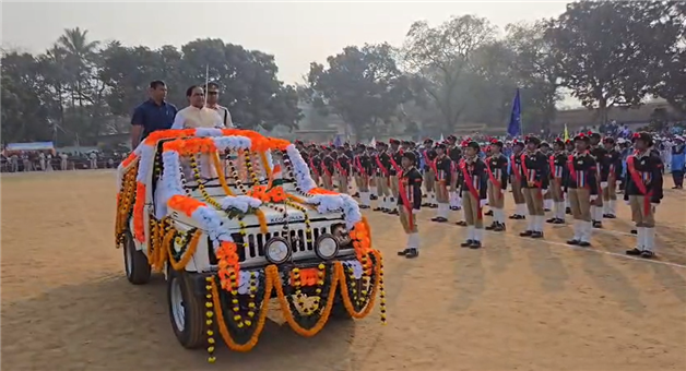 Khabar Odisha:food-supply-minister-krushna-chandra-patra-hoists-tricolour-flag-in-keonjhar