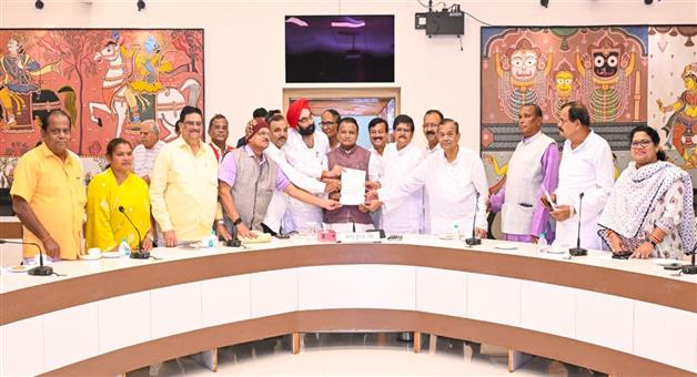 Khabar Odisha:former-mlas-meets-cm-today
