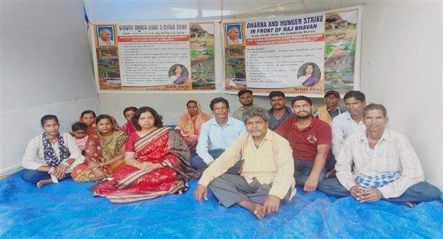 Khabar Odisha:former-sarpanch-arati-devi-is-on-strike