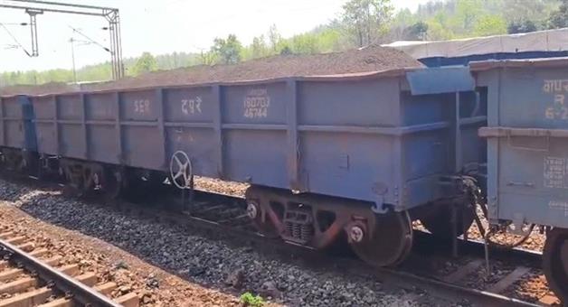 Khabar Odisha:four-bogies-of-freight-train-derailed-train-movement-on-route-affected