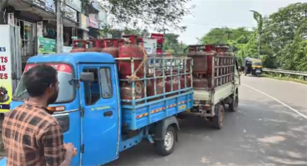 Khabar Odisha:gas-cylinder-transport-under-scanner-supply-department-seizes-2-mini-trucks