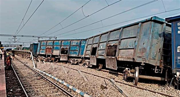 Khabar Odisha:goods-train-derailed-near-bishra