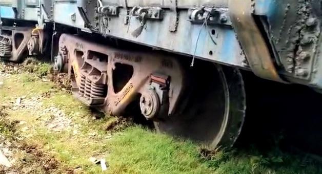 Khabar Odisha:goods-train-derailed