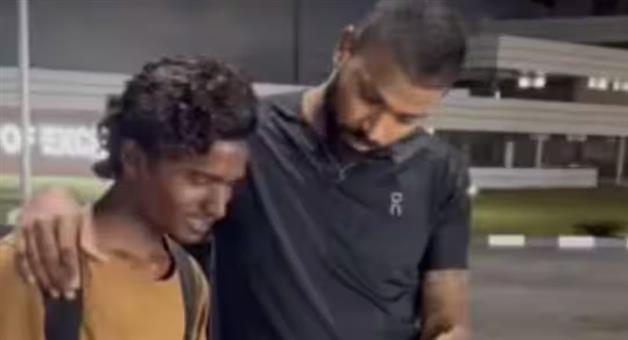 Khabar Odisha:hardik-pandya-fan-walks-1000-km-bengaluru-viral-video