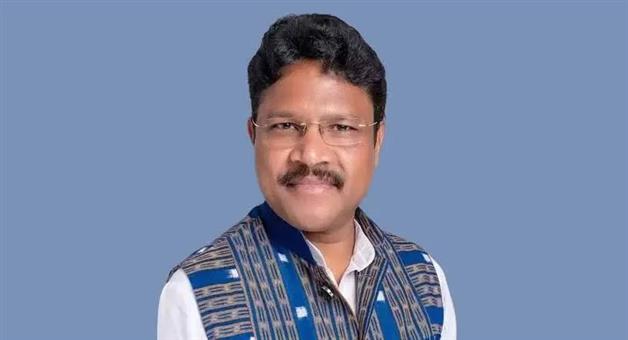Khabar Odisha:health-minister-mukesh-mahaling-helped-an-injured-people-on-road-accident