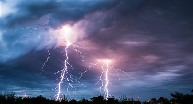 Khabar Odisha:helper-dead-and-driver-injured-in-lightening