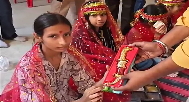 Khabar Odisha:hindu-committee-team-gives-knives-during-kanya-pujan