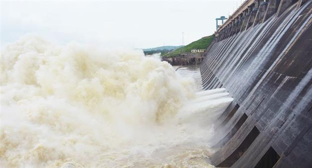 Khabar Odisha:hirakud-dam-closes-four-more-gates-11-gates-remain-open