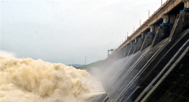 Khabar Odisha:hirakud-dam-water-level-crosses-627-feet-flood-threat-jharsuguda