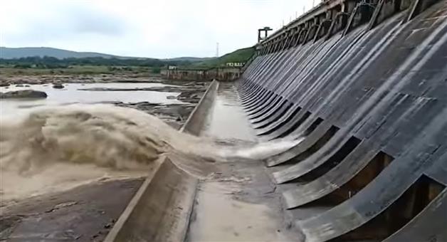 Khabar Odisha:hirakud-releases-water-through-10-gates