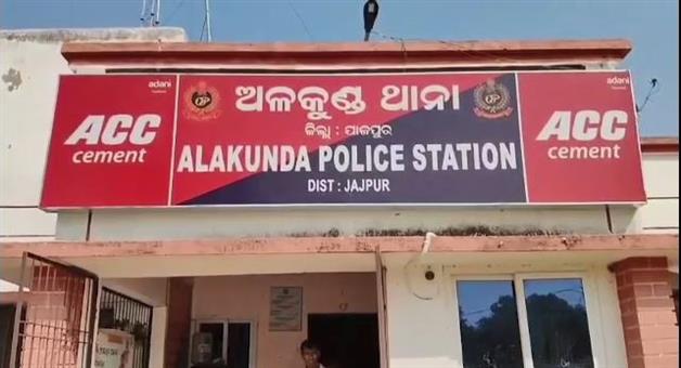 Khabar Odisha:iic-and-asi-slapping-each-other-case-sp-transfers-both-of-them