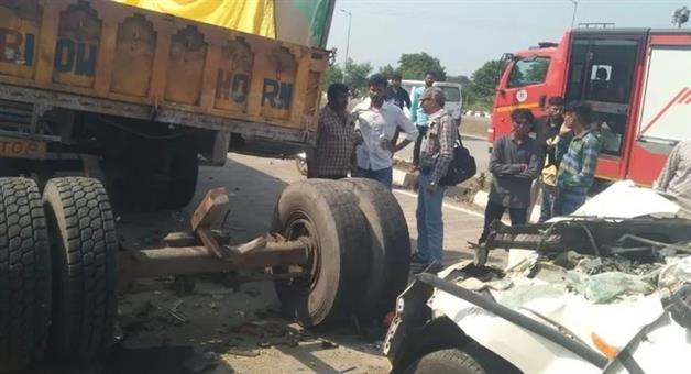 Khabar Odisha:in-bhavnagar-bolero-rams-into-trailor-6-passengers-died-and-one-injured