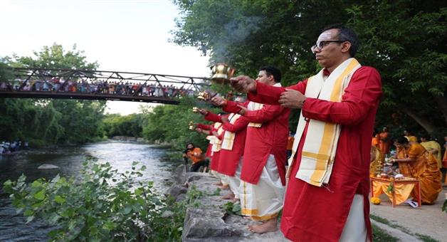 Khabar Odisha:indians-performs-ganga-aarti-at-bank-of-credit-river-in-canada