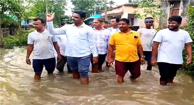 Khabar Odisha:industrial-minister-sampad-chandra-swain-visits-flood-area