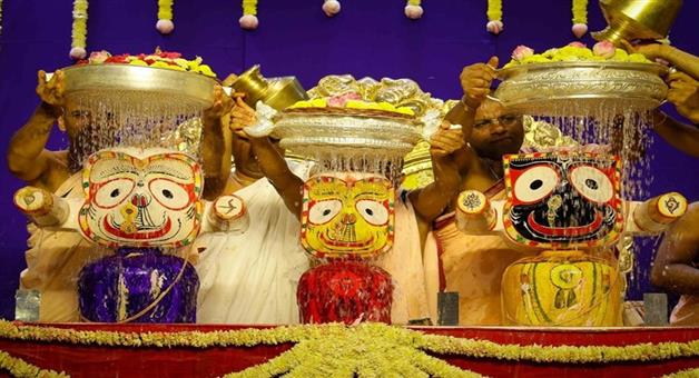 Khabar Odisha:iskcons-untimely-snana-yatra-row-fresh-controversy-over-violating-jagannath-temple-traditions