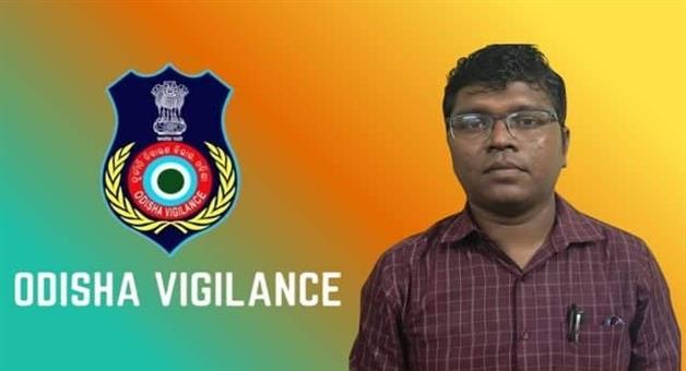 Khabar Odisha:jajpur-assistant-drugs-controller-caught-taking-rs-6k-bribe
