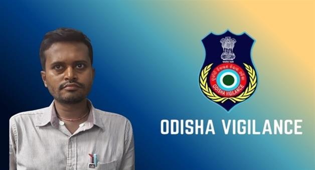 Khabar Odisha:jajpur-sub-collector-office-staffer-caught-taking-rs-40k-bribe