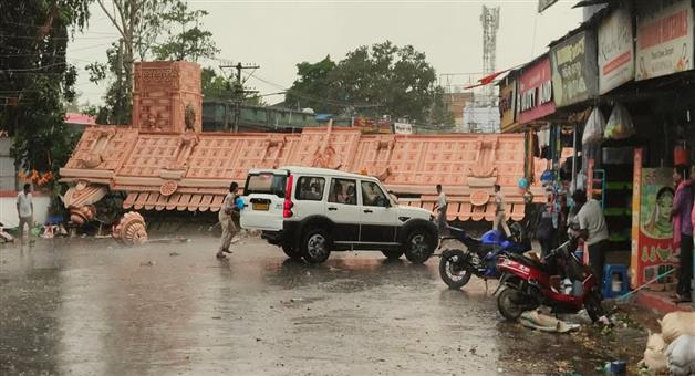 Khabar Odisha:kalbaisakhi-storm-topples-dhanu-yatra-gate-in-bargarh-two-injured