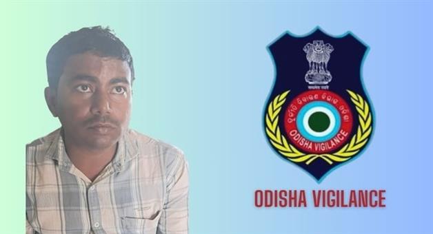 Khabar Odisha:kendrapara-kedargarh-ri-caught-taking-rs-5k-bribe