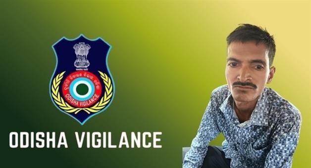 Khabar Odisha:khordha-health-worker-caught-taking-bribe-for-death-certificates