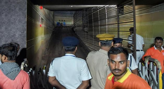 Khabar Odisha:kolkata-durga-puja-stampede-rain-crowd-17-dead-35-injured