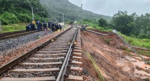 Khabar Odisha:landslide-hits-koraput-rail-line-6-trains-cancelled-4-diverted