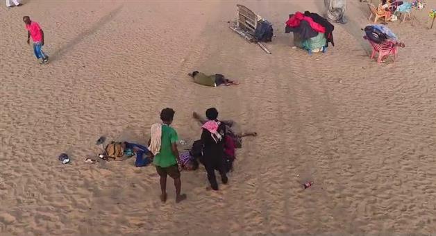 Khabar Odisha:loot-from-beach