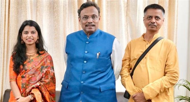 Khabar Odisha:maithili-thakur-father-welcomes-the-news-of-her-contesting-in-bihar-elections