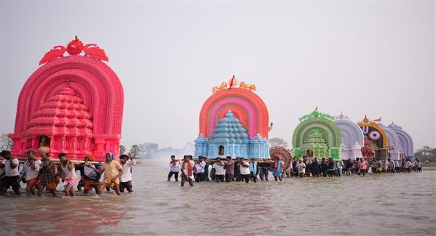 Khabar Odisha:malud-dola-festival-in-chilika-island-thousands-gather-for-panchu-dola-celebration