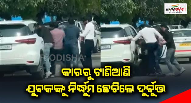 Khabar Odisha:man-dragged-out-of-car-in-noida-kicks-and-punches