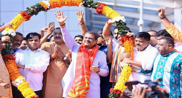 Khabar Odisha:many-bjp-leaders-welcomes-dharmendra-pradhan-at-bhubaneswar-airport