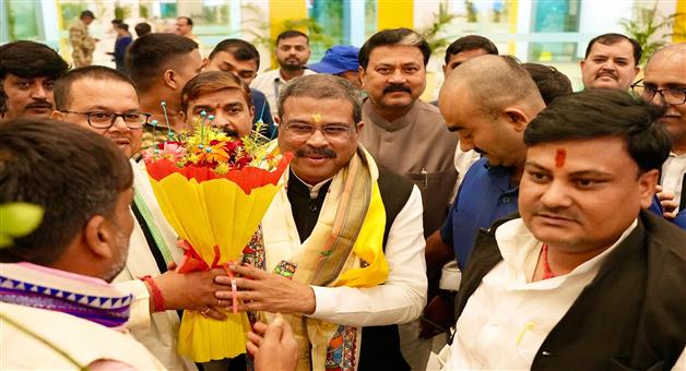 Khabar Odisha:many-bjp-leaders-welcomes-dharmendra-pradhan-at-bhubaneswar-airport