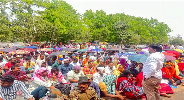 Khabar Odisha:mdm-cooks-are-protesting-at-lowerpmg