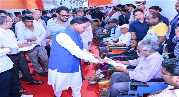 Khabar Odisha:medical-assistance-of-rs-145-lakh-provided-to-16-people-in-cm-grievance-hearing