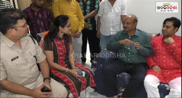 Khabar Odisha:minister-and-mla-meets-swikruti-mohaptras-family