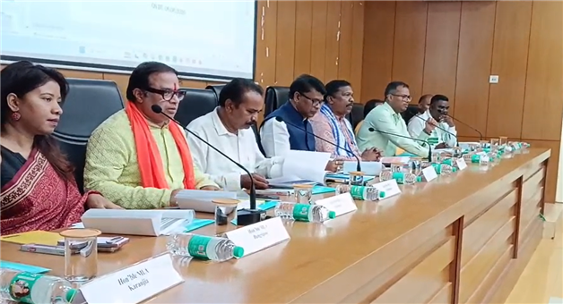 Khabar Odisha:minister-ganesh-ram-singh-khuntia-and-rabi-naik-reviews-the-flood-situation-in-mayurbhanj